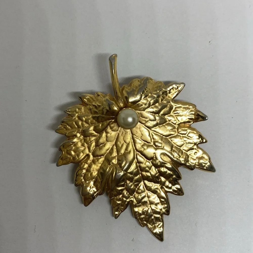 Vintage Napier Leaf Brooch​ - Picture 7 of 8